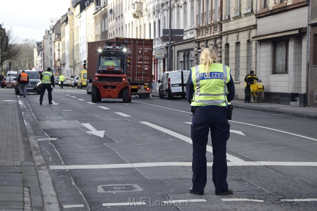 LKW gegen Bruecke wegen Rettungsgasse Koeln Muelheim P65.JPG - Miklos Laubert